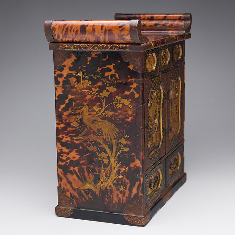 A Rare Japanese Gold Lacquer and Tortoiseshell Table Cabinet, Meiji Period, 19th Century par  Japanese Art