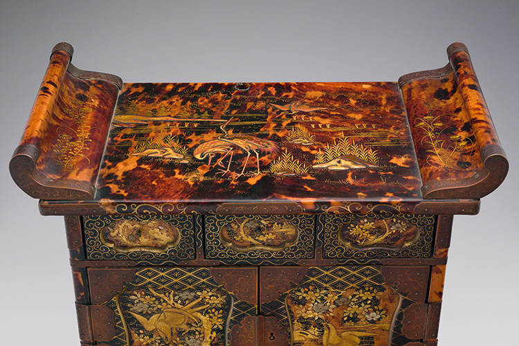 A Rare Japanese Gold Lacquer and Tortoiseshell Table Cabinet, Meiji Period, 19th Century par  Japanese Art