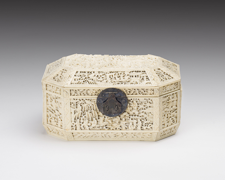 A Chinese Export Ivory Carved Box, Mid-19th Century par  Chinese Export School