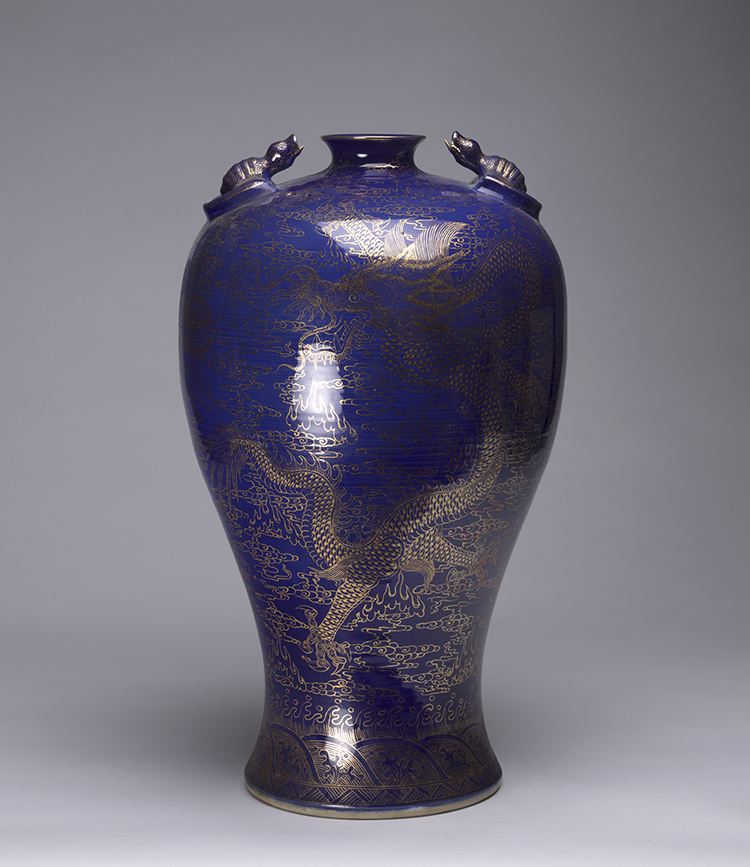 A Large Chinese Blue Glazed and Gilt Decorated ‘Dragon’ Vase, Guangxu Mark, 20th Century par  Chinese Art