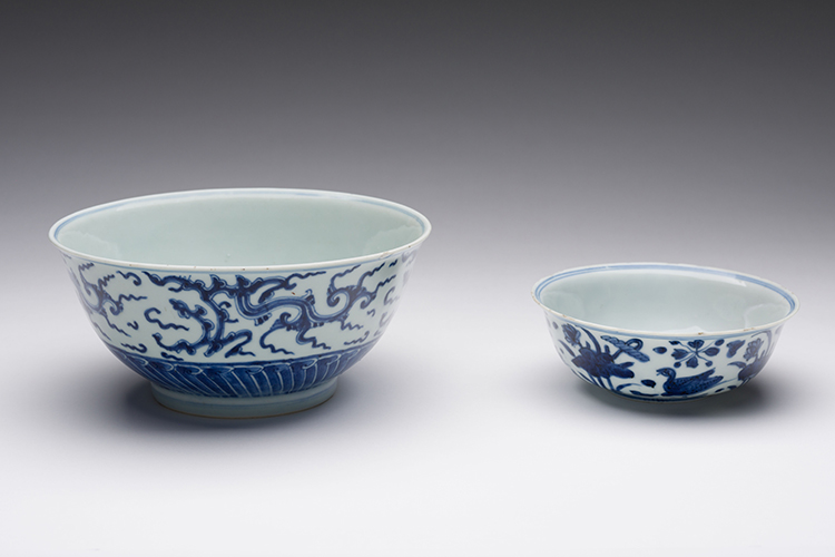 A Large Chinese Blue and White 'Dragon' Bowl, Kangxi Period (1664 - 1722) par  Chinese Art