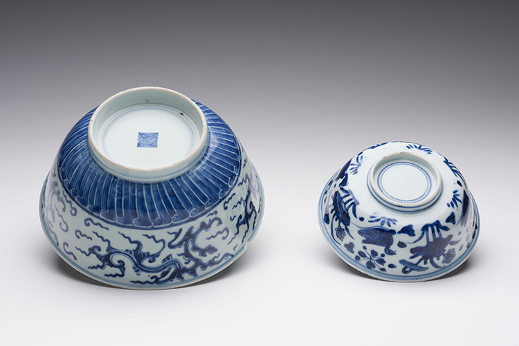 A Large Chinese Blue and White 'Dragon' Bowl, Kangxi Period (1664 - 1722) par  Chinese Art
