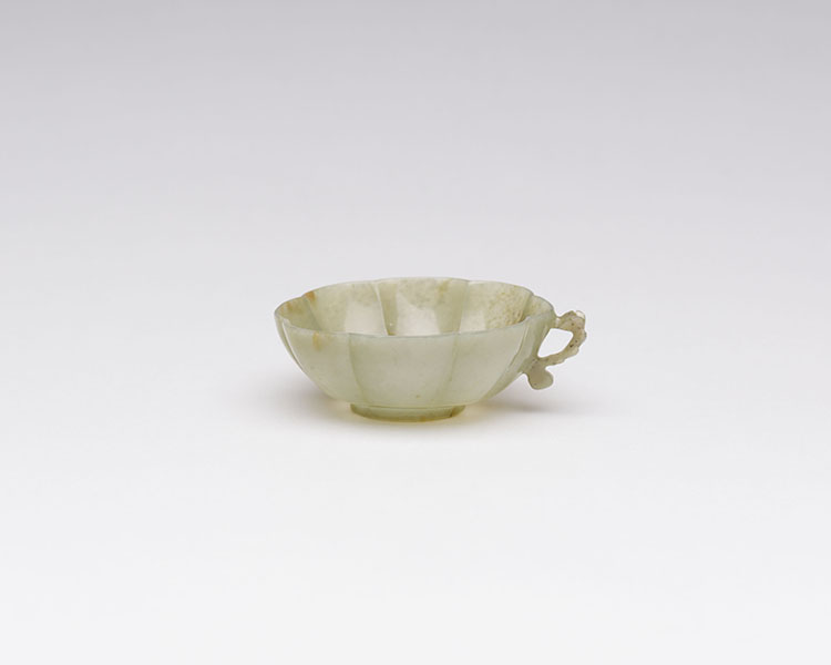 A Chinese Miniature Miniature Mughal-Style Celadon Jade Cup, 19th Century par  Chinese Art