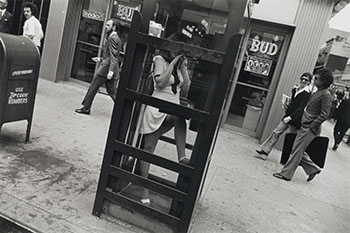 New York City (from the Women are Beautiful series) by Garry Winogrand vendu pour $20,000
